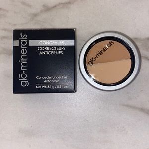Glo skin beauty concealer ‘golden’.